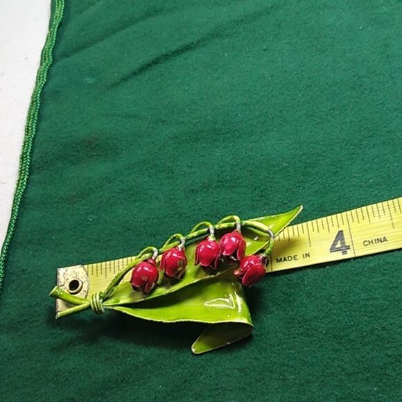 Elegant Red and Green Floral Brooch - Picture 5 of 6